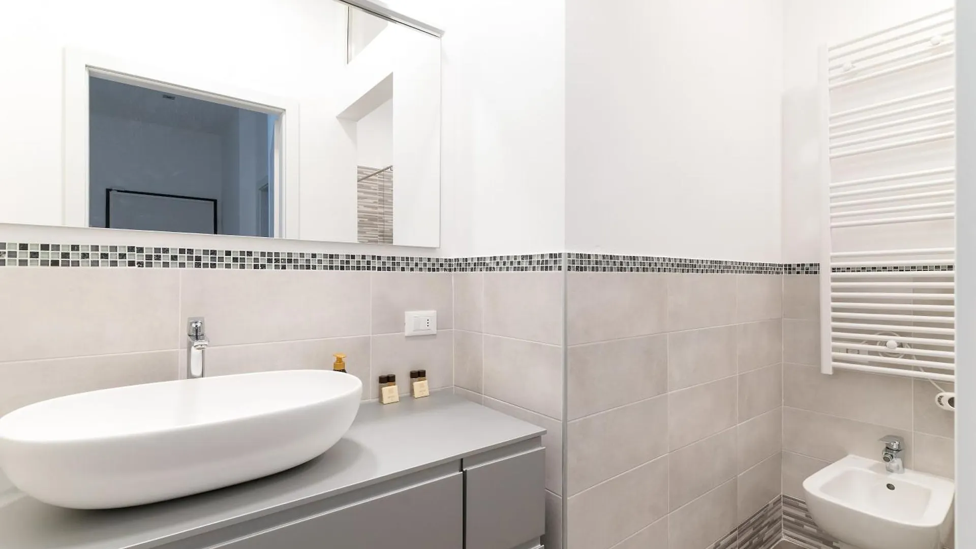 Porta Romana - Luminoso Bilocale Milan Apartment